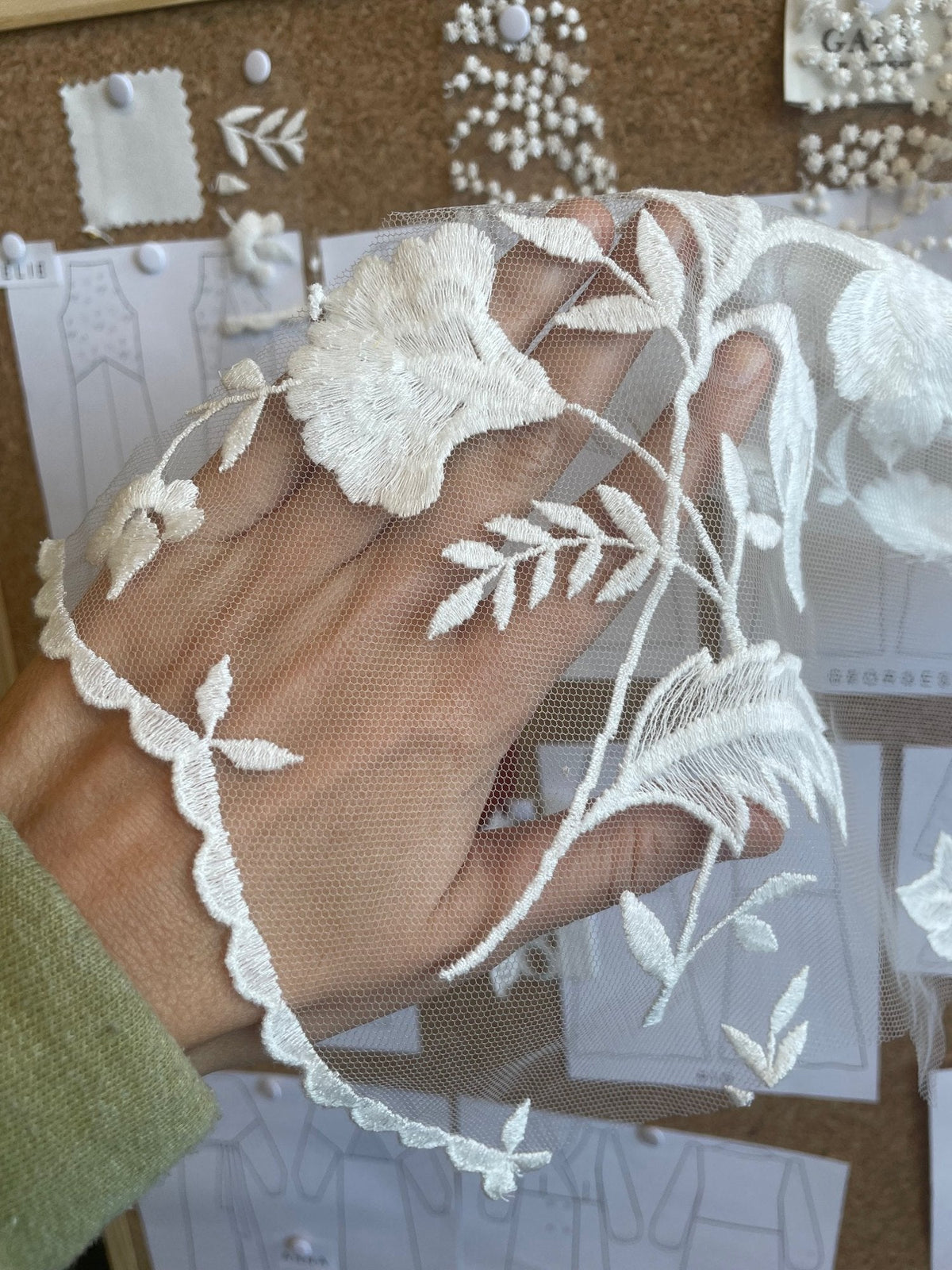 Dentelle brodée sur tulle pour la future collection cérémonie Gacé Paris