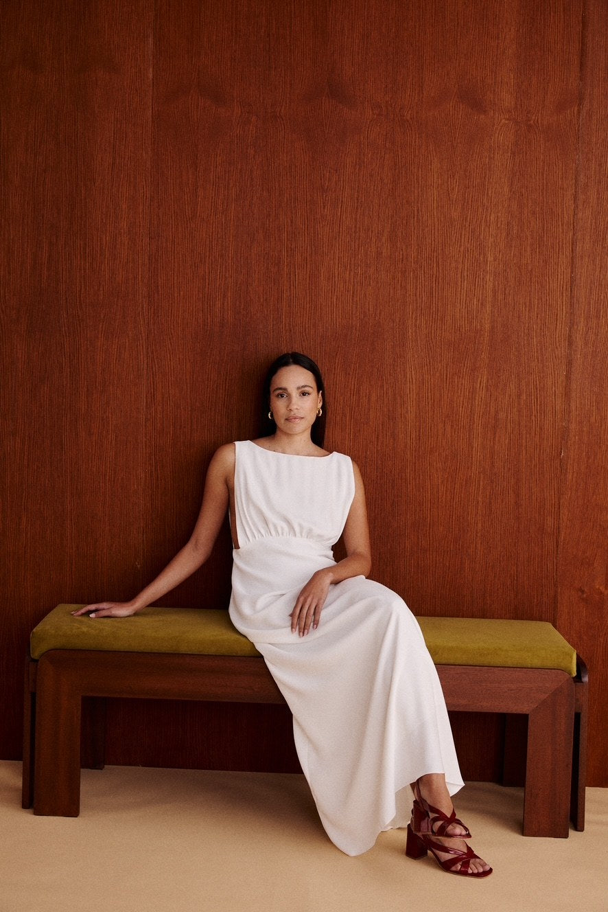 Robe Telma longue ivoire pour cérémonie laïque, Gacé Paris, sur un banc Maison Octo
